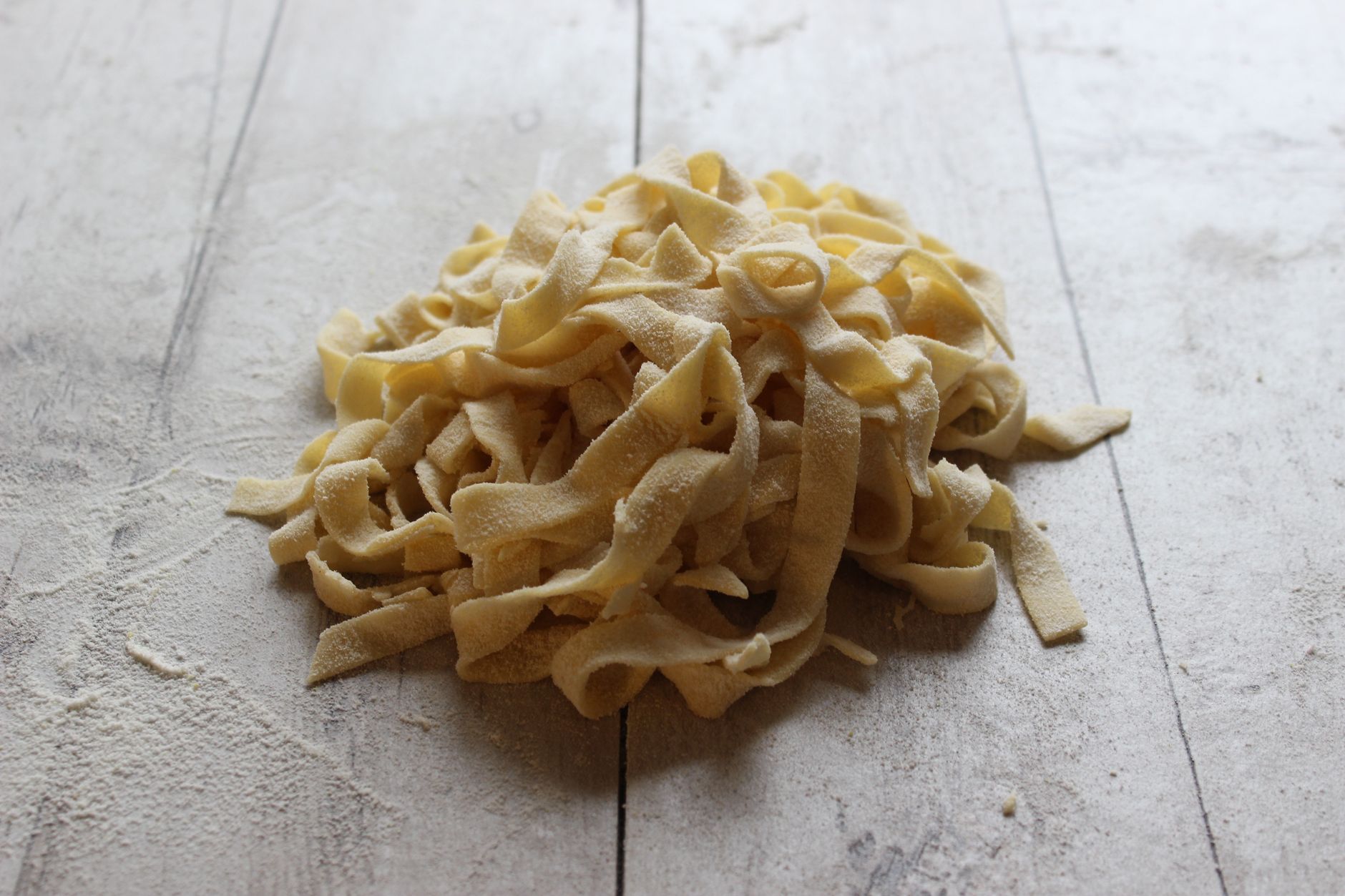 Massa artesanal italiana sendo preparada na cozinha